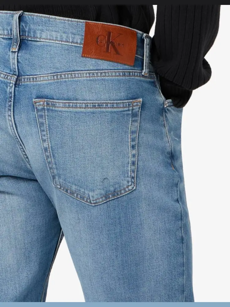 pantalone in denim chiaro uomo con strappi patch logo sul retro miniatura 3
