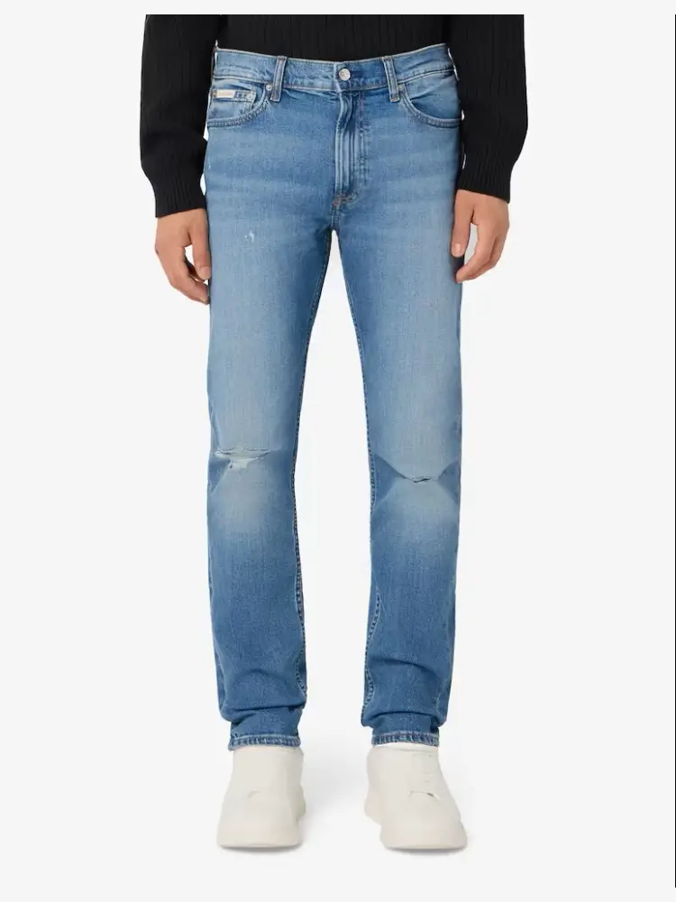 pantalone in denim chiaro uomo con strappi patch logo sul retro