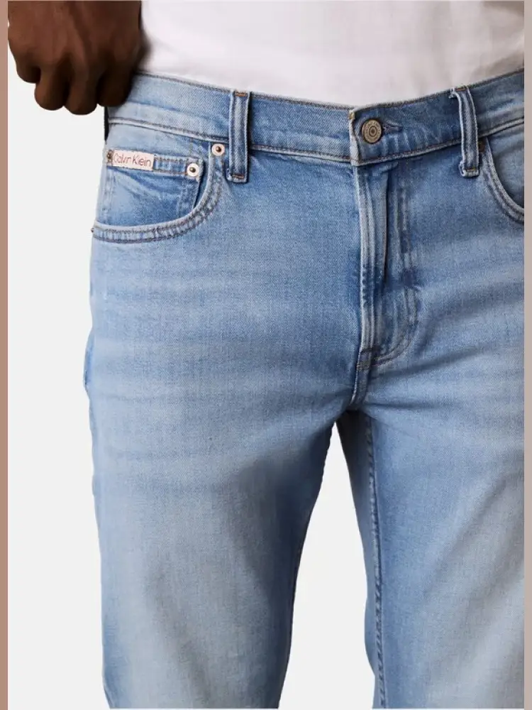 pantalone in denim chiaro uomo slim fit patch logo sul retro miniatura 3