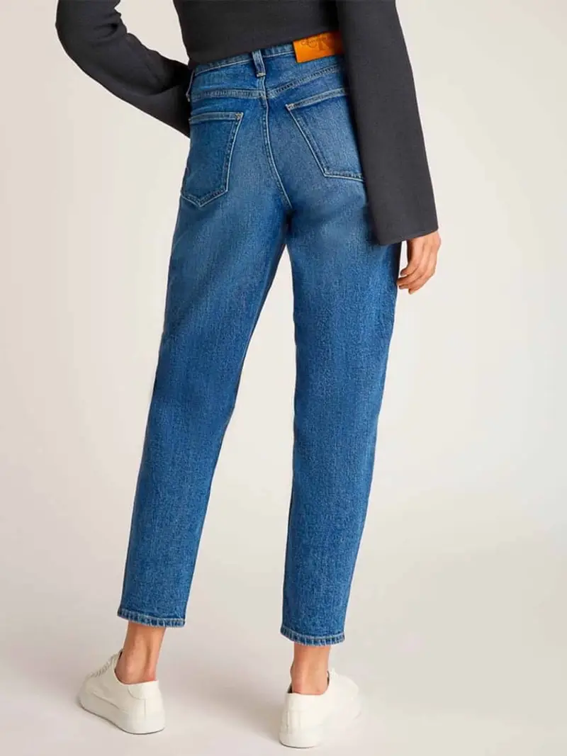Calvin Klein pantalone in denim scuro donna mom fit patch logo sul retro miniatura 2
