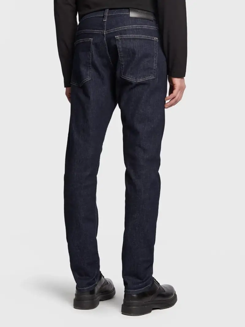 Calvin Klein pantalone in denim scuro uomo slim fit patch logo sul retro miniatura 2