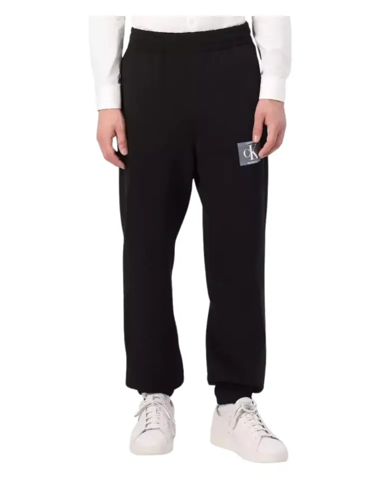 pantalone joggin in cotone nero con polsini e logo sul gambale