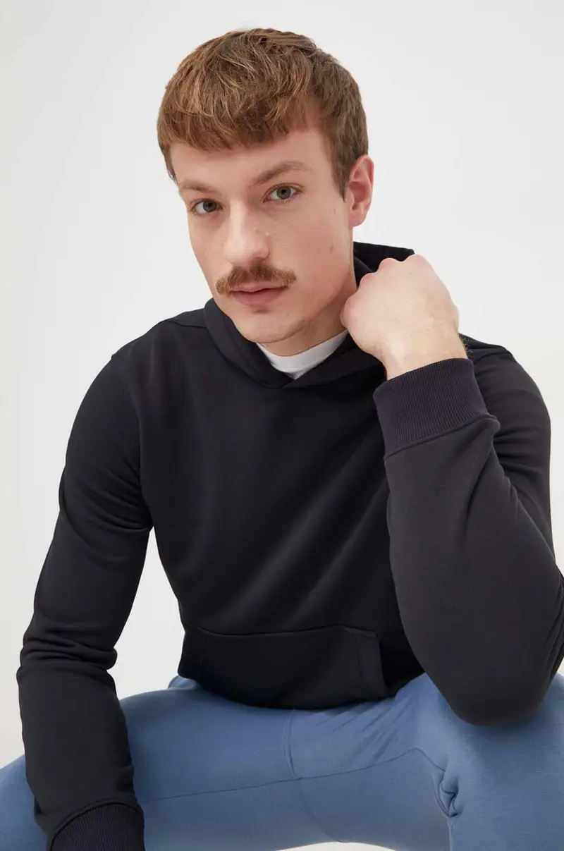 maglietta da trekking colore nero con cappuccio