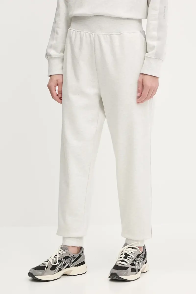 pantaloni tuta colore grigio con applicazione LVGWS5P608