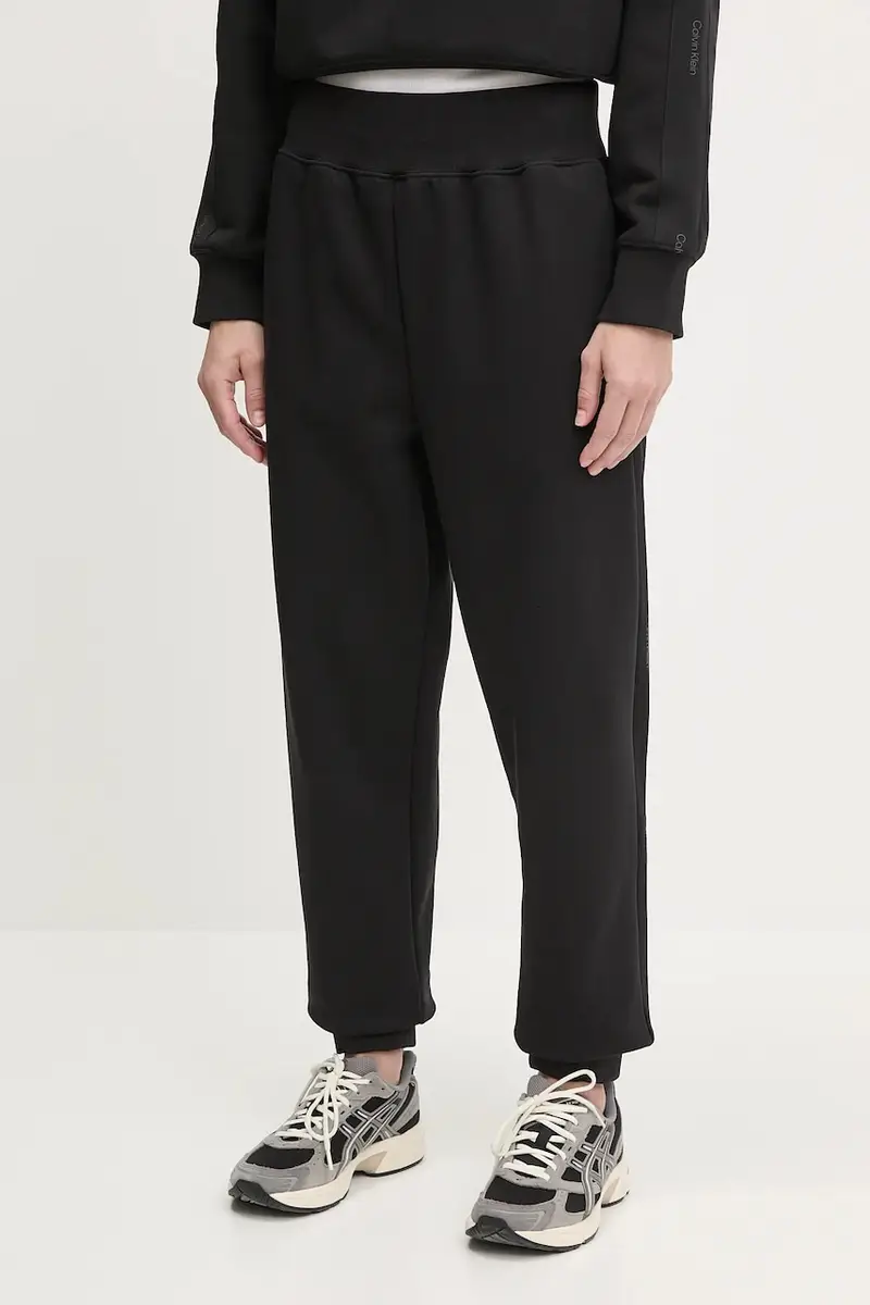 pantaloni tuta colore nero con applicazione LVGWS5P608