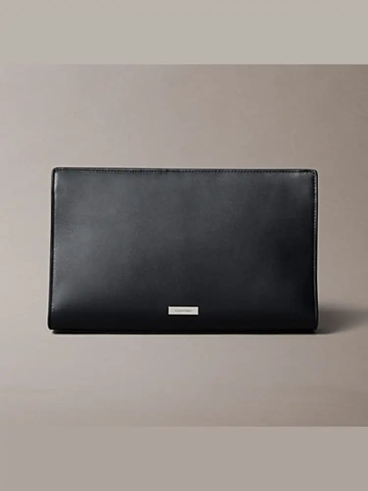 pochette uomo nera con placca argentata