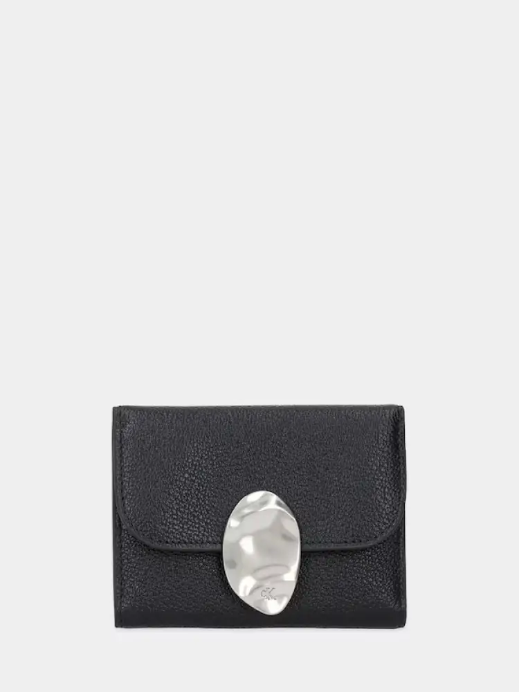 portacarte trifold in pelle nera con chiusura metallica