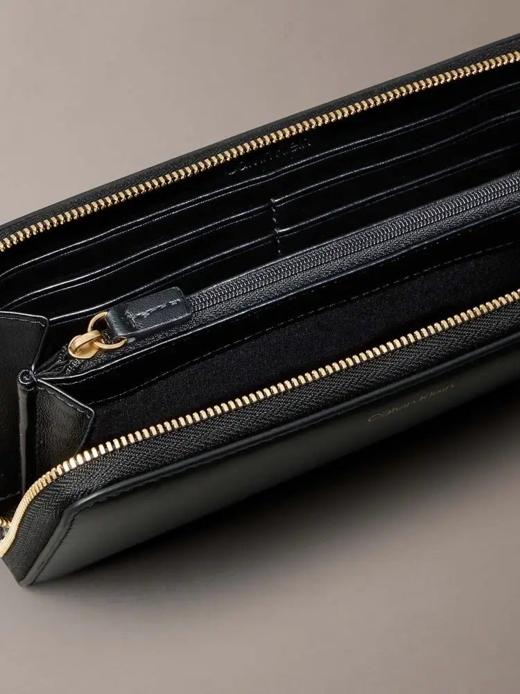 portafoglio nero donna in ecopelle logo oro sul fondo miniatura 3