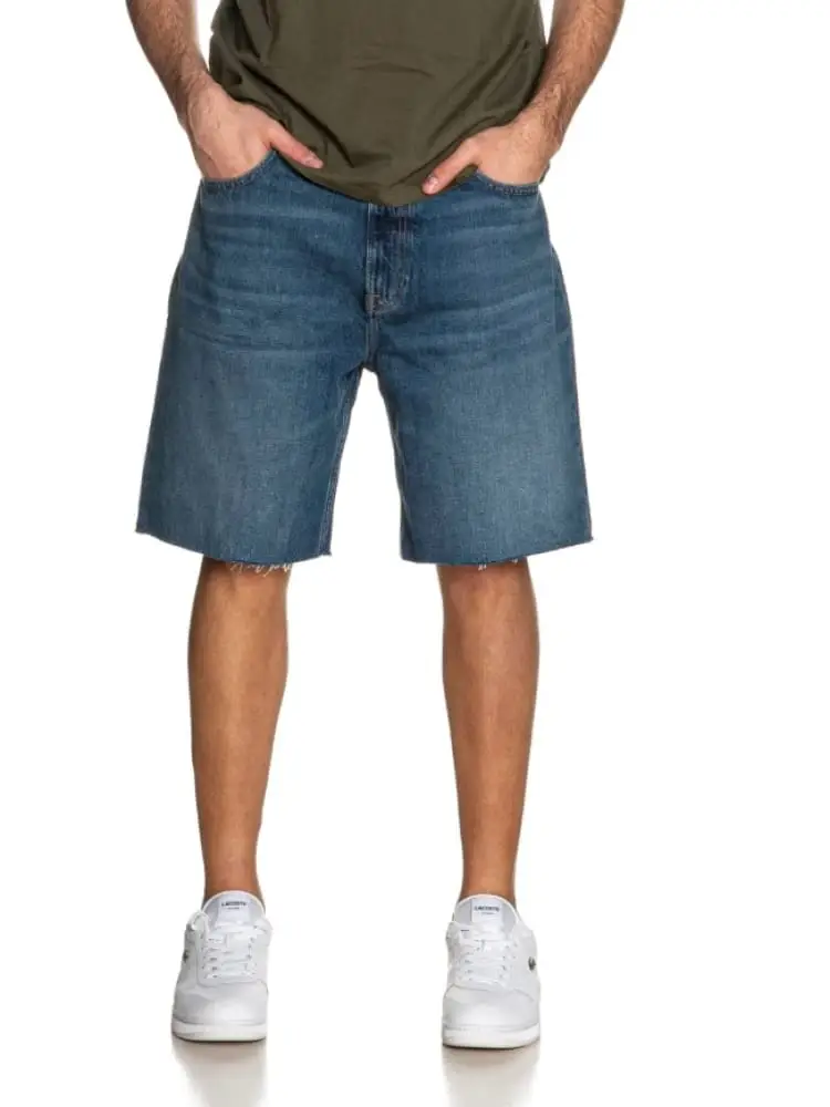 short a jeans uomo in denim blu medio sfrangiato