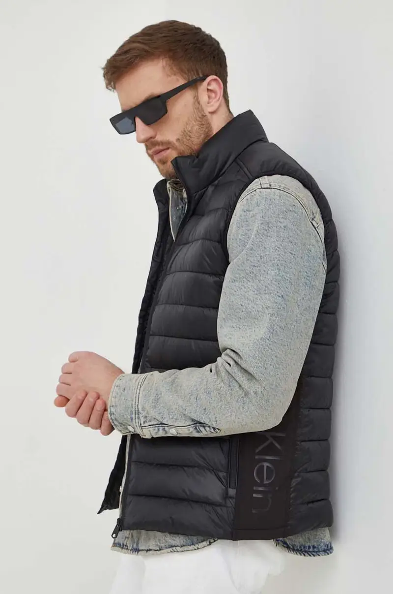 smanicato uomo colore nero