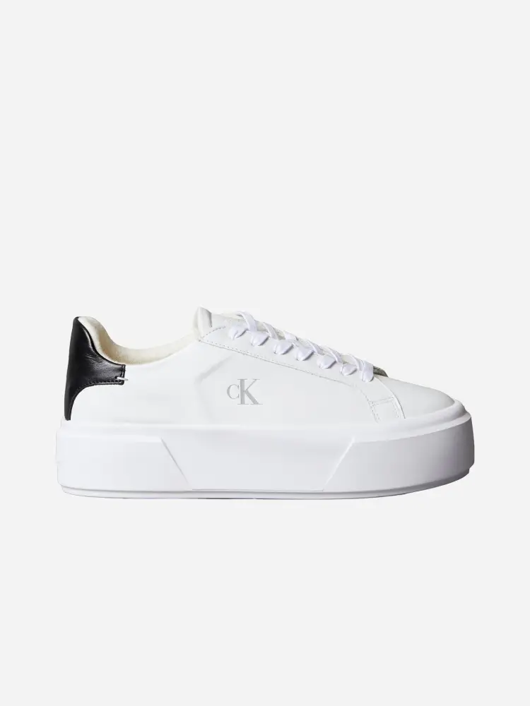 sneakers bianche con linguetta posteriore nera e logo laterale