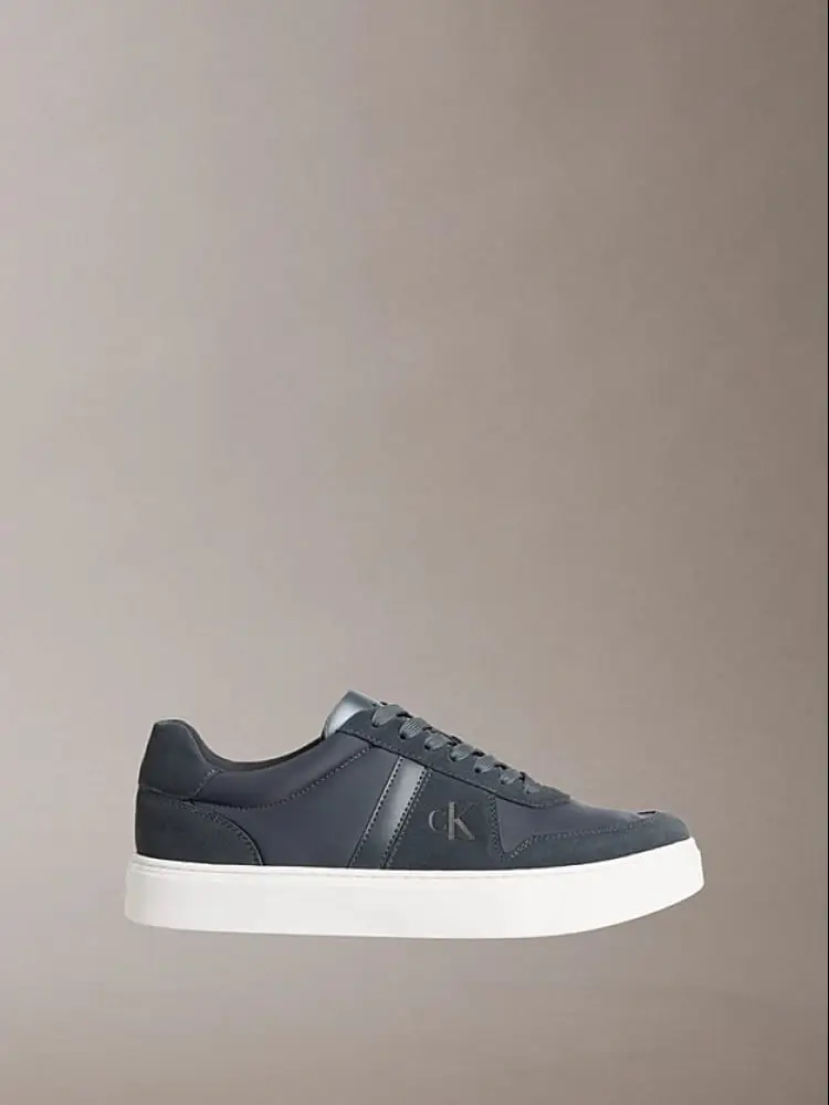 sneakers in pelle scamosciata grigia con logo