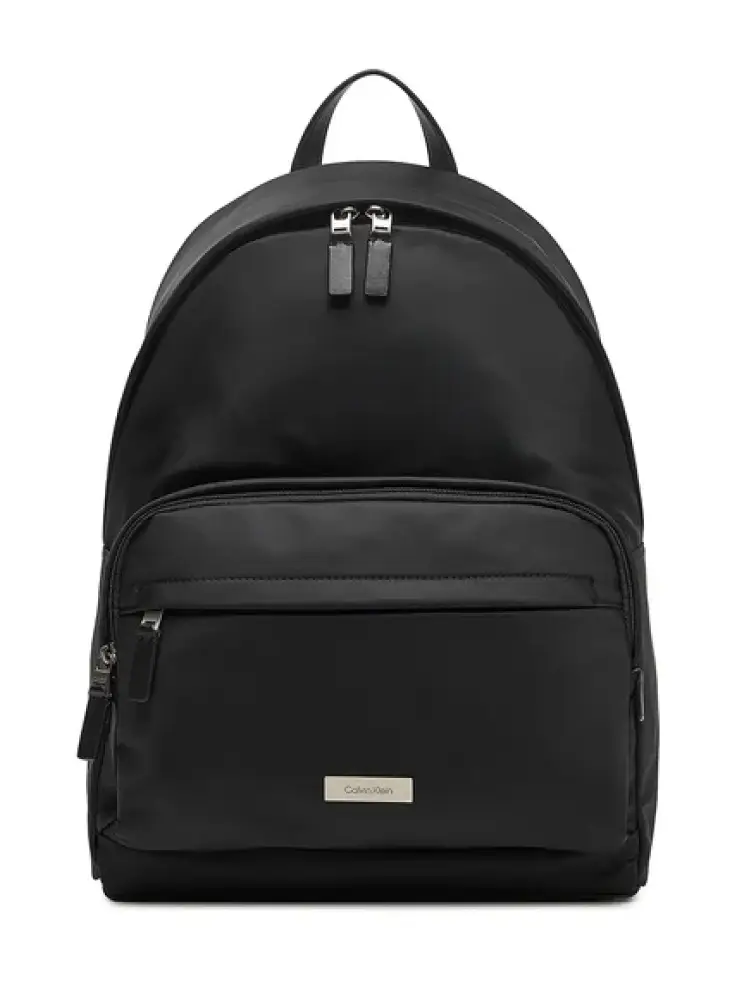 zaino in tessuto nero con targhetta con logo metallizzato