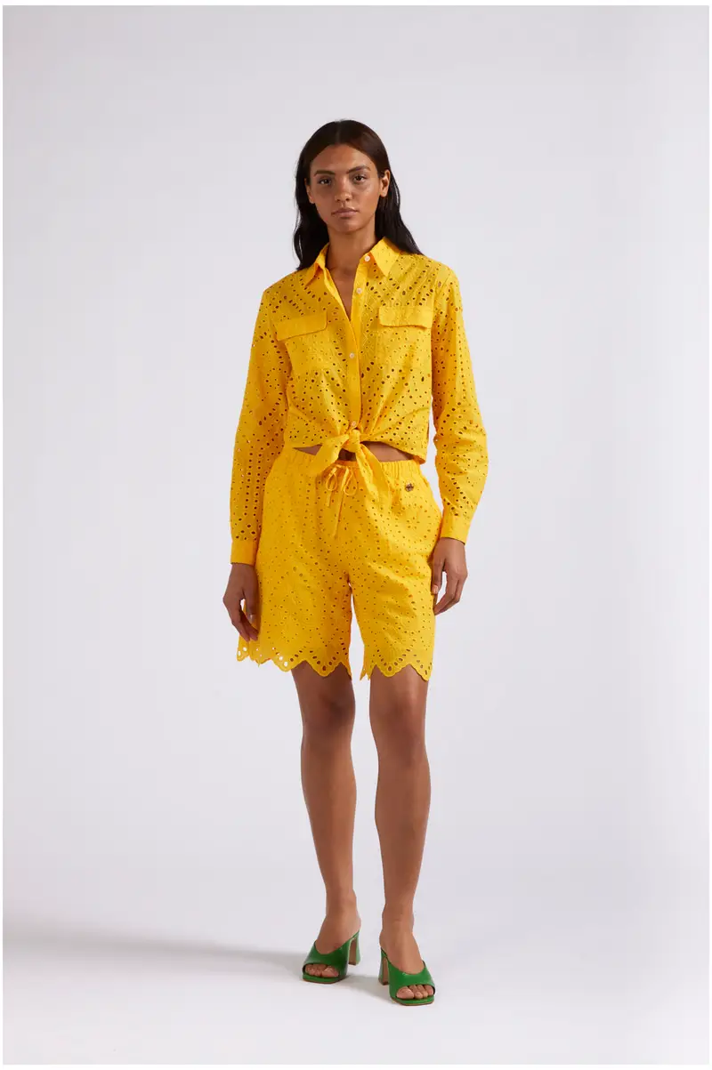 camicia annodata in sangallo giallo