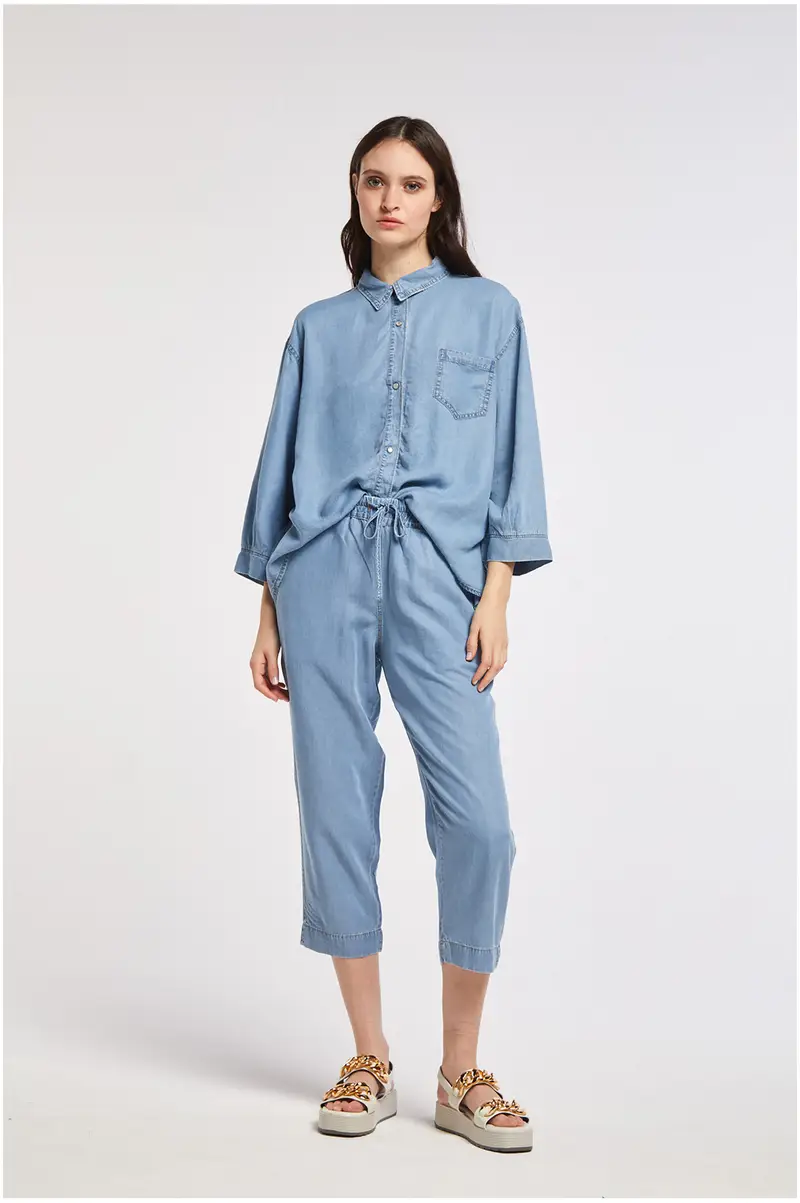 camicia boxy realizzata in un comodo tessuto denim tencel. sky