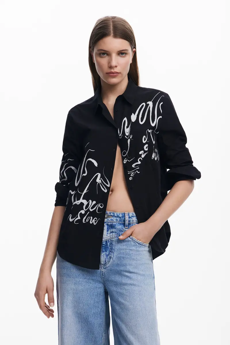 Camicia con lettere stampate