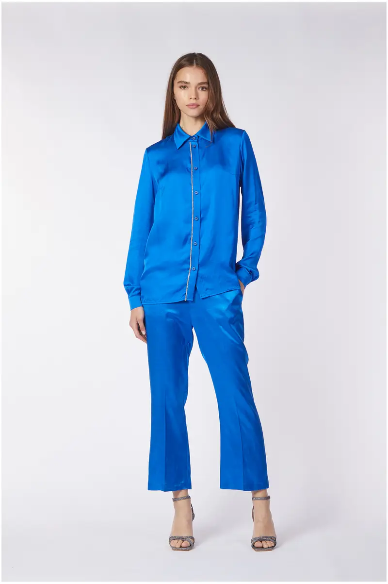 camicia in raso di viscosa con ricamo zaffiro