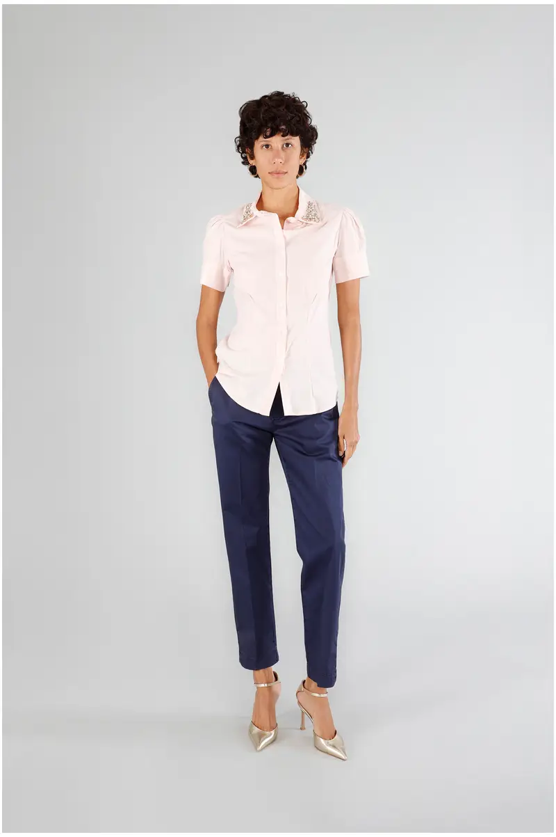 camicia rigata con applicazione gioiello rosa