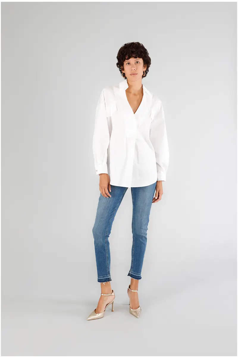 camicia scollatura profonda e pattine bianco