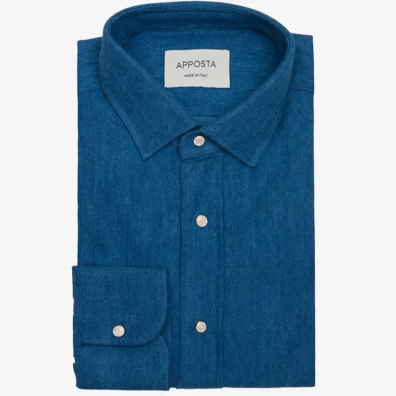 Camicia tinta unita blu cotone denim, collo stile collo italiano aggiornato a punte corte