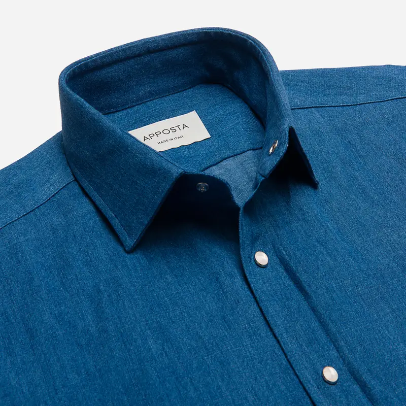 Camicia tinta unita blu cotone denim, collo stile collo italiano aggiornato a punte corte miniatura 2