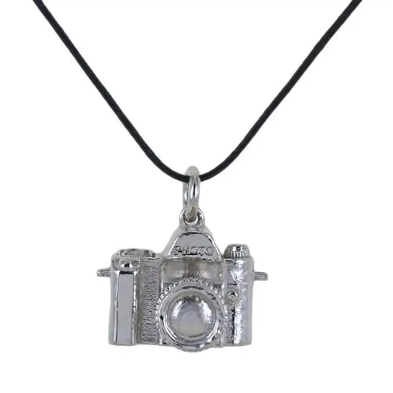 collana con ciondolo macchina fotografica reflex