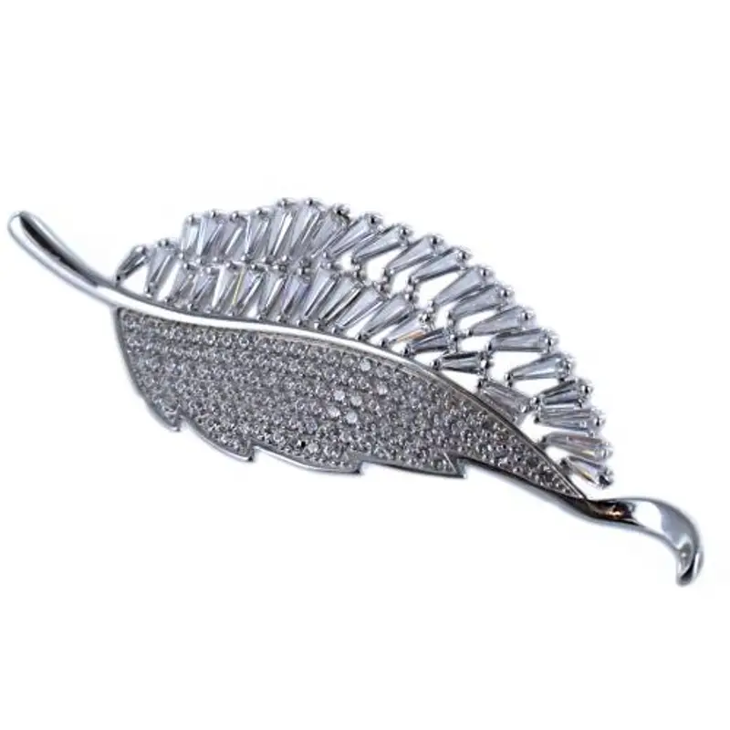 spilla a forma di foglia in argento e zirconi