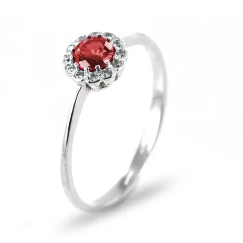 anello con zircone rosso e contorno di zirconi bianchi