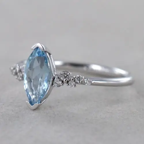 anello in oro bianco con acquamarina taglio marquise e diamanti miniatura 3