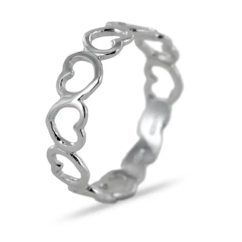 anello in oro bianco con cuori traforati