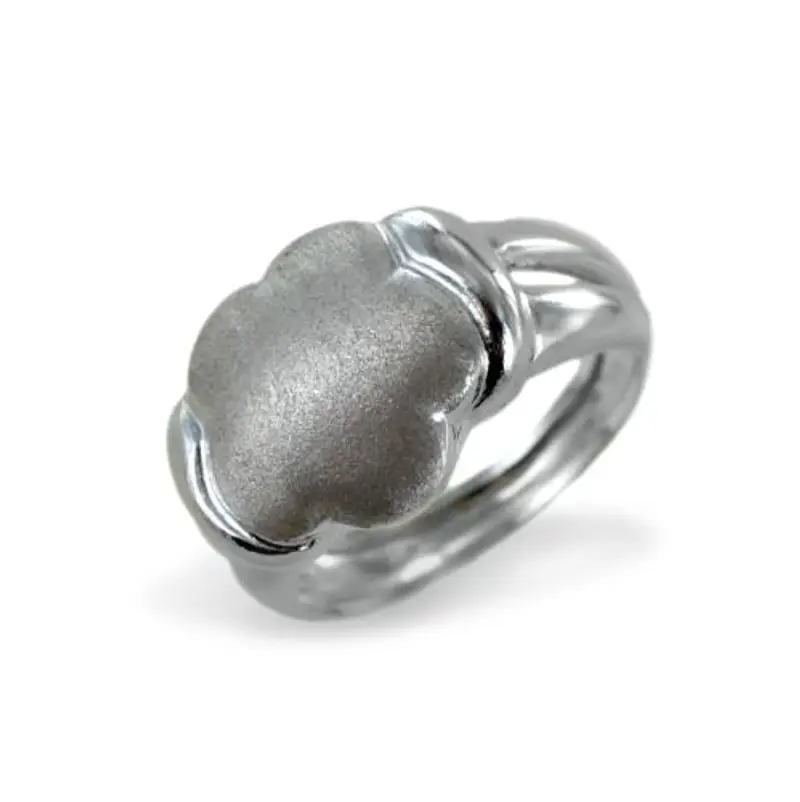 anello in oro bianco con margherita