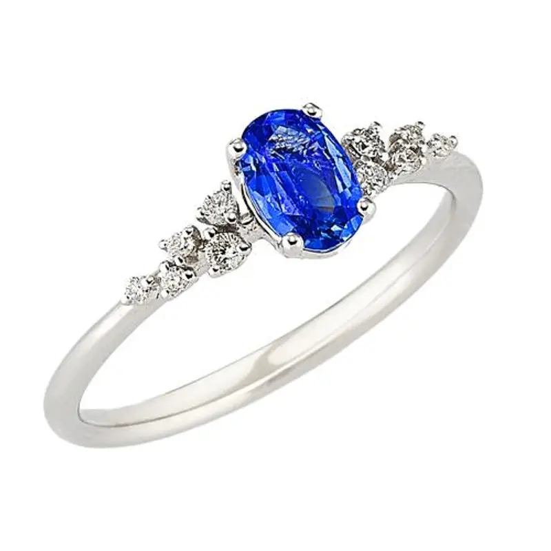 anello in oro bianco con zaffiro taglio ovale e diamanti