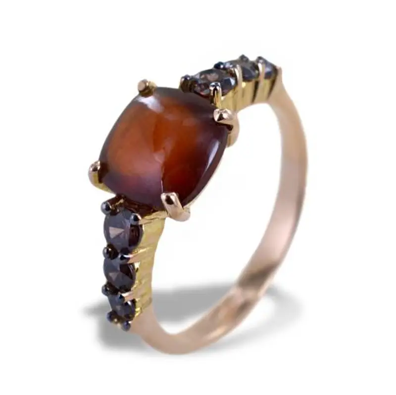 anello in oro con quarzo centrale cabochon e zirconi sul gambo