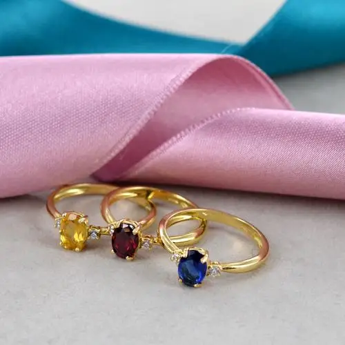 anello in oro giallo con zircone ovale blu e zirconi bianchi miniatura 3