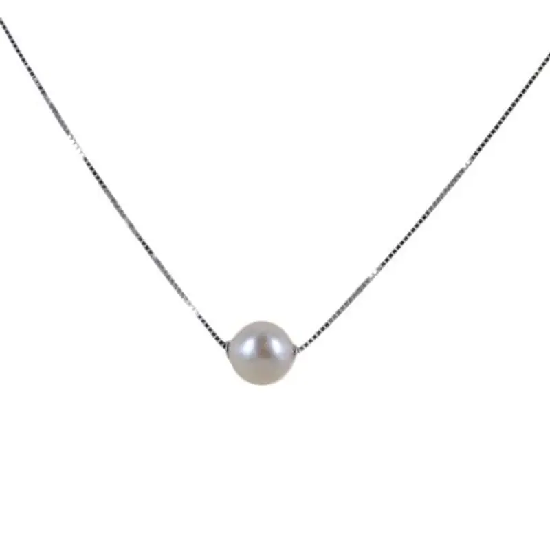 collana ciondolo perla passante sul girocollo in oro