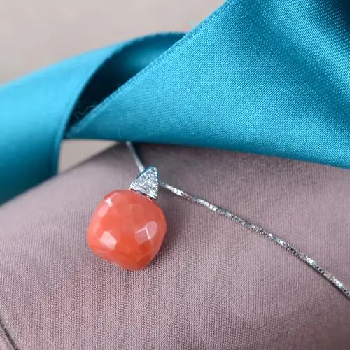 collana con ciondolo in corallo sfaccettato con diamanti miniatura 2