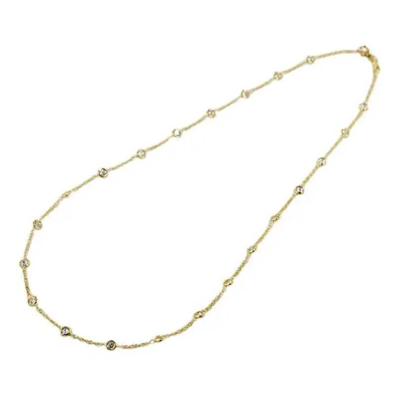 collana in oro giallo con zirconi punto luce sul girocollo