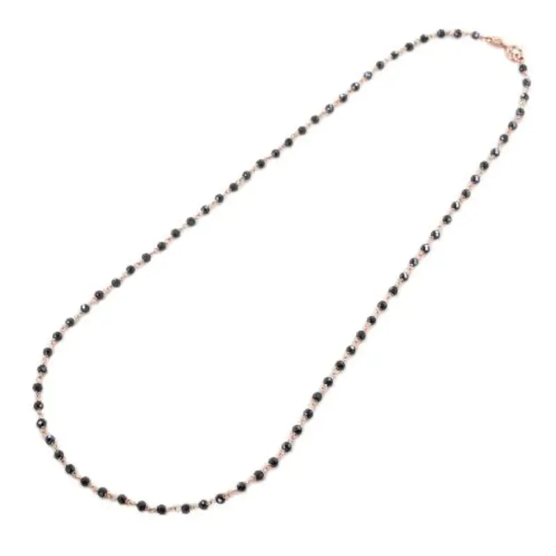 collana in oro rosa con onice sfaccettata sul girocollo