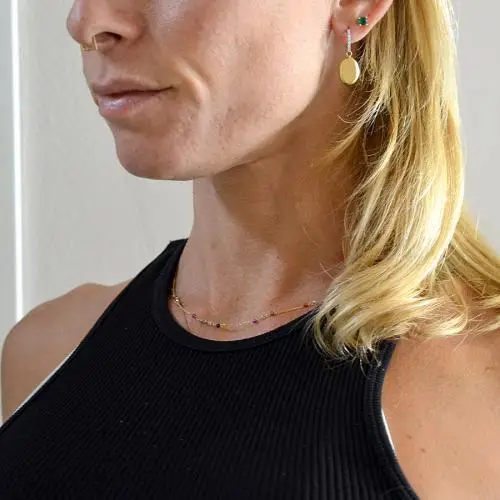 orecchini a cerchio piccoli in oro giallo con zirconi e charm cuori miniatura 3