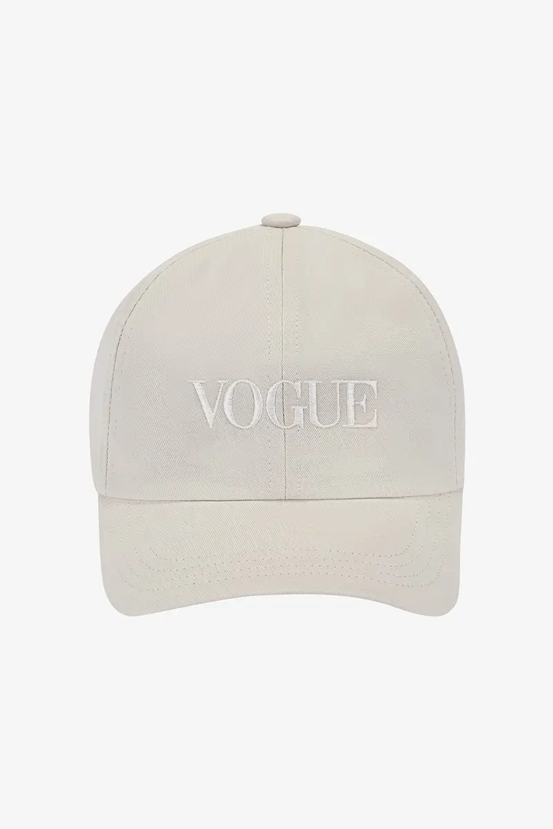 Cappellino VOGUE grigio chiaro con logo ricamato tono su tono