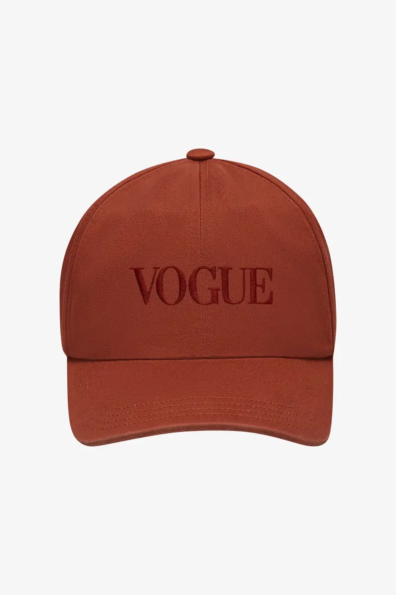 Cappellino VOGUE Handcraft Edition rosso ruggine con logo ricamato