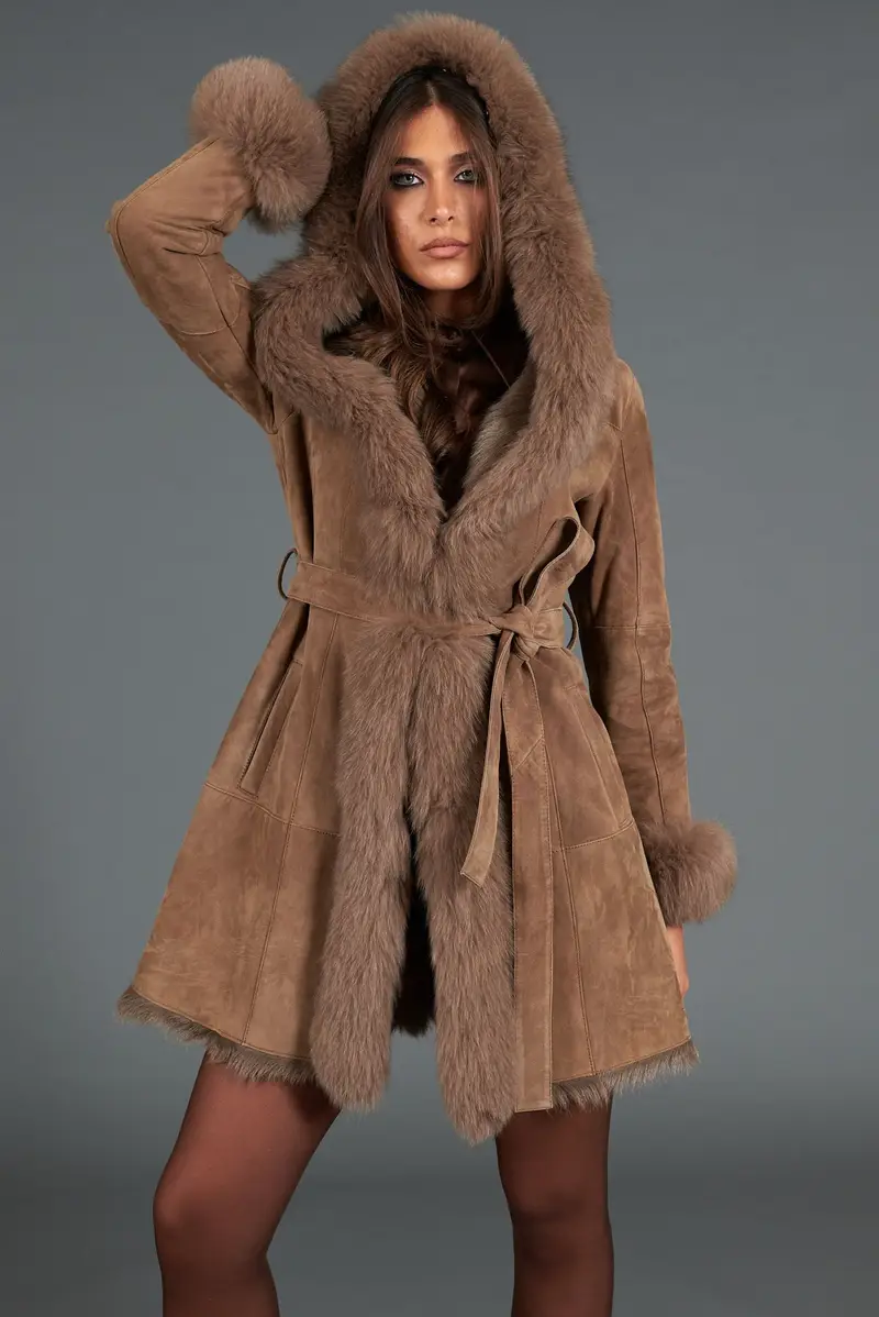 Cappottino in montone scamosciato fango con cappuccio in volpe D'Arienzo, Seleziona Taglia S, Colore Fango