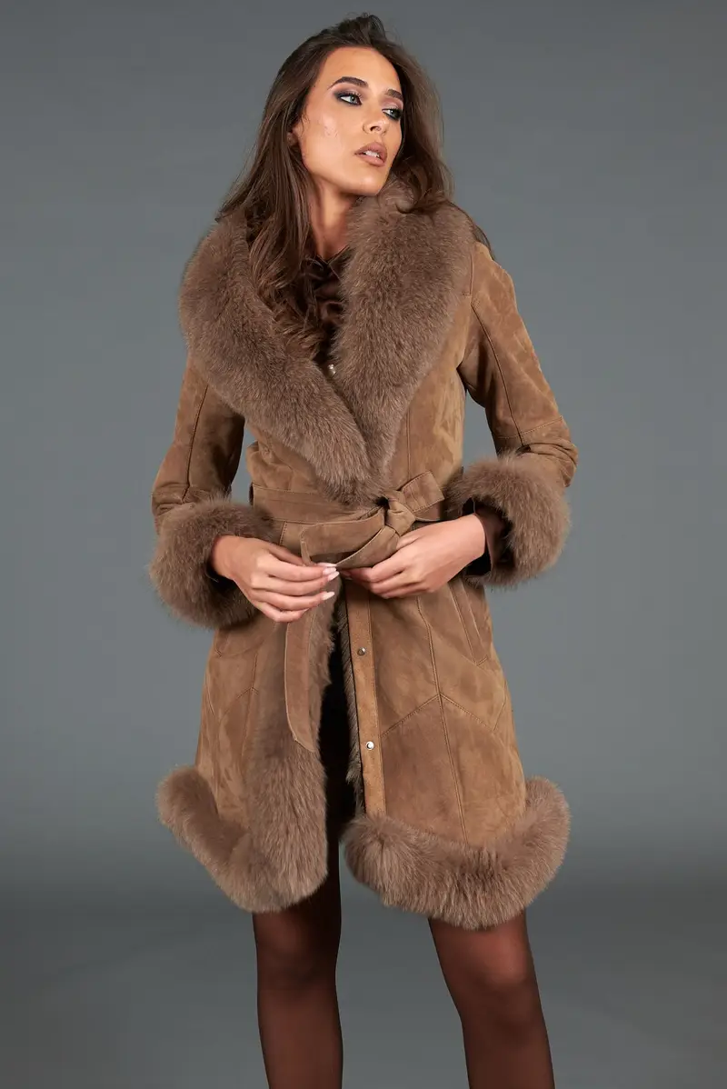 Cappotto in montone scamosciato colore fango con collo in volpe D'Arienzo, Seleziona Taglia S, Colore Fango