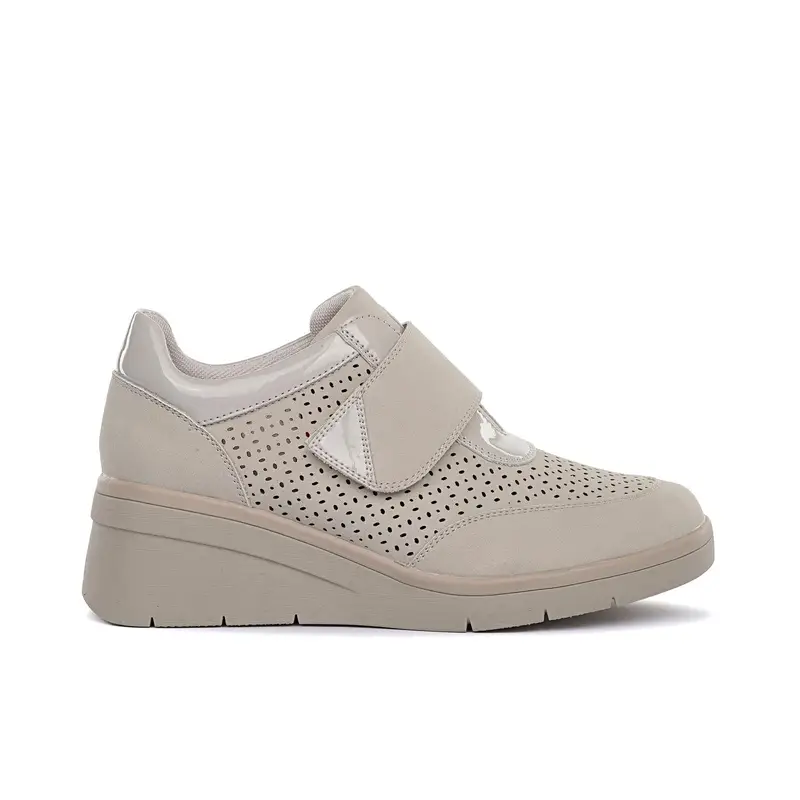Sneakers comfort beige traforate con zeppina e velcro