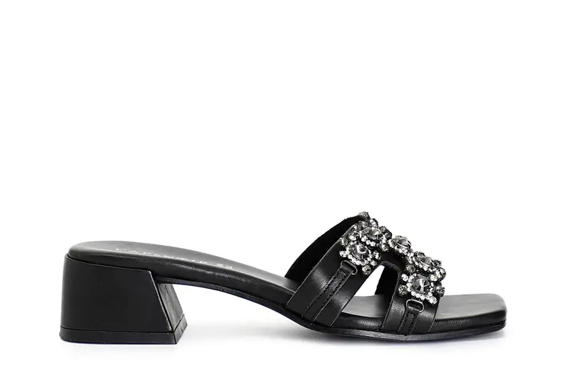 ciabatta in pelle con accessorio gioiello nero 36