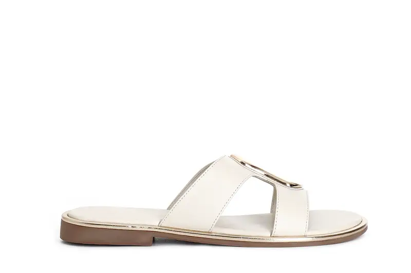 ciabatta in pelle con accessorio osso 35