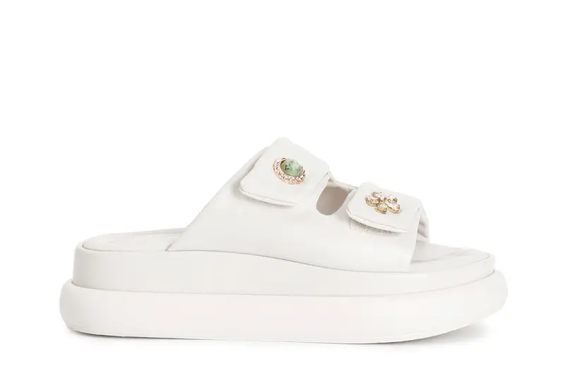 ciabatta in pelle con due velcri e bottoni osso