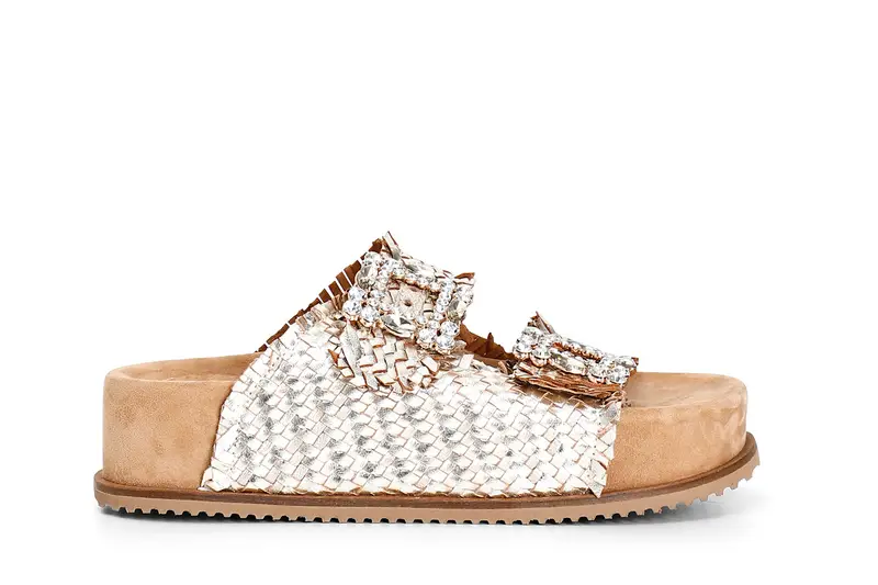 ciabatta in pelle intrecciata con doppia fibbia gioiello fondo alto platino