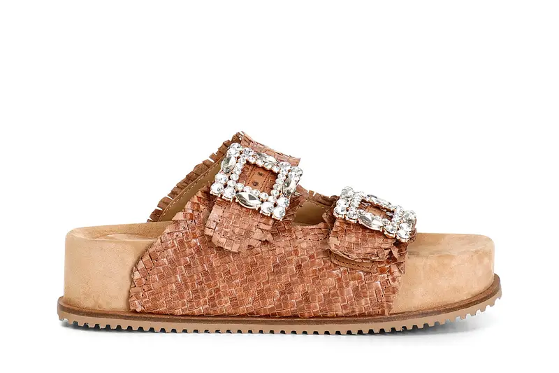 ciabatta in pelle intrecciata con doppia fibbia gioiello fondo alto terra