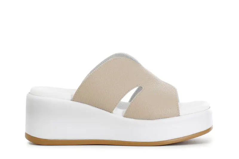 ciabatta su fondo zeppa sabbia